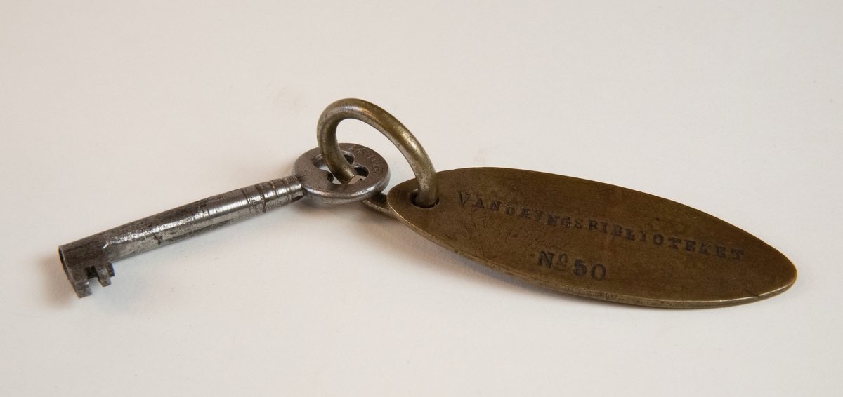 SJ vandringsbibliotek No 50, i trälåda med lock. I locket står ett utdrag ur stadgar och reglemente för SJ:s vandringsbibliotek. Med förteckning över innehållet. Lådan är låsbar och nyckel finns. På nyckelbrickan står det "VANDRINGSBIBLIOTEKET No 50".

Lådan innehåller följande boktitlar:
1, 86 Clark Street. 2, Briggen Molly. 3, Nyckeln till mitt lif. 4, Djungelboken. 5, Drottningen i Kungshälla. 6, Dramatiska arbeten del 9. 7, En Fransk ädling. 8, En historia från Ådalarne. 9, Israels historia. 10, Gustav III. 11, J L Runeberg. 12, Karl XII. 13, saknas. 14, Geografisk handatlas. 15, Vardagskemi. 16, Turistfören. årsskrift 1921. 17, Djurriket. 18, Måttlighet och absolutism. 19, Om brottsliga och försummade barn. 20,
Söder om landsvägen. 21, Nutidsfrågor. 22, Vestra Stambanan. 23, Ur de Djurfångande växternas lif. 24, Vår kropps egna skyddsmedel mot bakterier. 25, Den stora franska revolutionen. 26, Ferdinand Magellan och Den Första
Världsomseglingen. 27, Om Kalevala. 28, Den Gudomliga tidsåldersplanen
