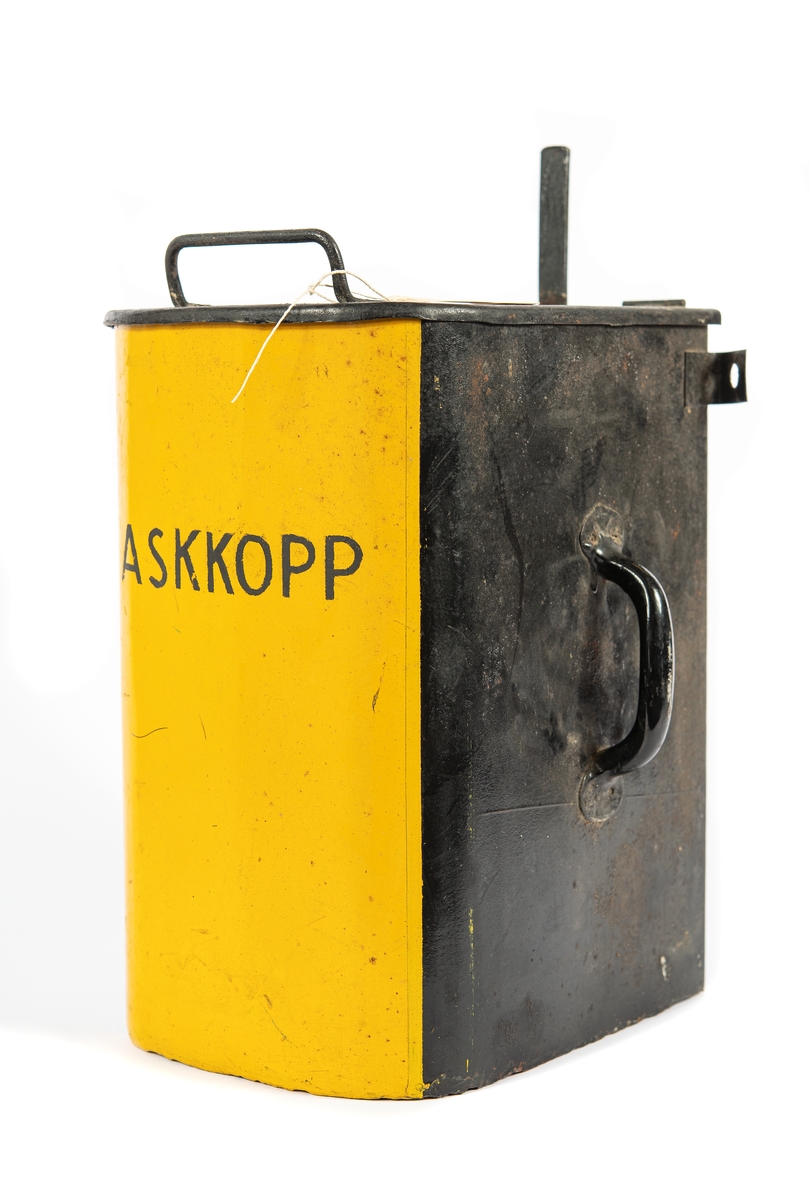 Askkopp av plåt. Handtag på locket och på sidan.