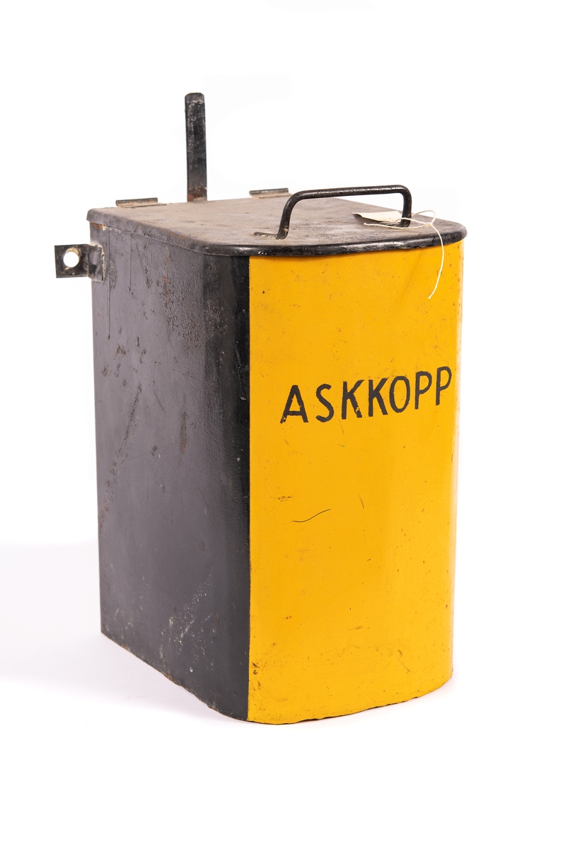 Askkopp av plåt. Handtag på locket och på sidan.