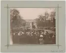 Kungssången spelas framför Lineanum i Botaniska trädgården, Uppsala