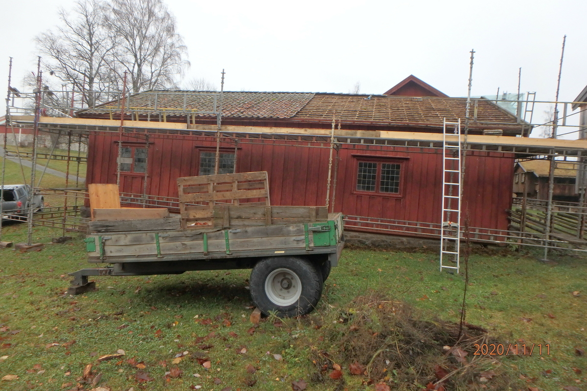 Borgstua er laftet og består av to rom. Bygningen er i en etasje og den er utvendig kledd med rødmalt panel. Det største rommet ligger mot vest og er den egentlige borgstua. Den ble brukt til konfirmantundervisning. Her er det jernovn og lyspeis. Dette rommet har flatt tak med bjelker. Rommene har hver sin inngang med fyllingsdører. Det er også dør mellom de to rommene. Det vestre rommet har et vindu, det østre har to. Det er spor etter et gjenkabbet vindu i hver endevegg. Det østre rommet har åpen røst. Et lite tilbygg midt på bygningen er oppført for å huse gårdsuret som skal være laget av Abraham Pihl. Bygningen står på en murt ringmur. Taket har teglstein. Bygningen er forsikret og den er utstyrt med røykdetektor som varsler brannvesen, og tyverialarm med direkte varsling til vekterselskap. 