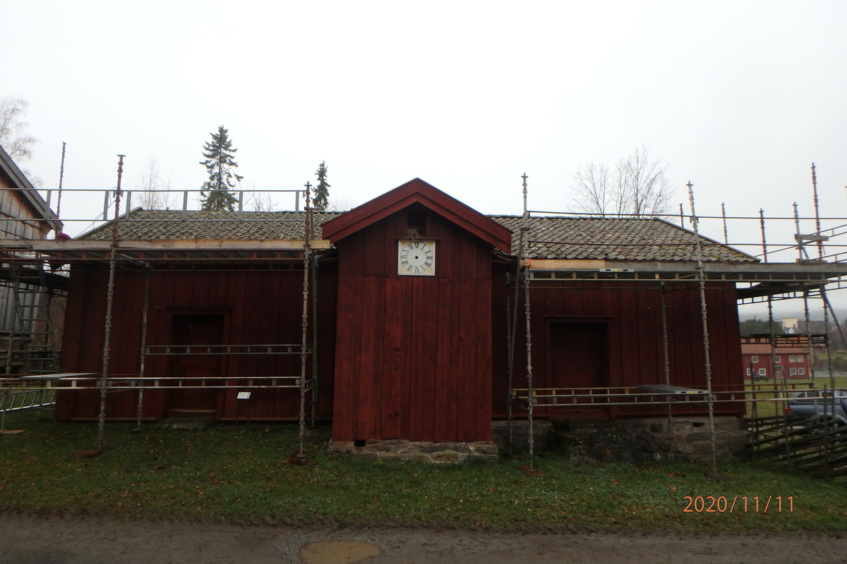 Borgstua er laftet og består av to rom. Bygningen er i en etasje og den er utvendig kledd med rødmalt panel. Det største rommet ligger mot vest og er den egentlige borgstua. Den ble brukt til konfirmantundervisning. Her er det jernovn og lyspeis. Dette rommet har flatt tak med bjelker. Rommene har hver sin inngang med fyllingsdører. Det er også dør mellom de to rommene. Det vestre rommet har et vindu, det østre har to. Det er spor etter et gjenkabbet vindu i hver endevegg. Det østre rommet har åpen røst. Et lite tilbygg midt på bygningen er oppført for å huse gårdsuret som skal være laget av Abraham Pihl. Bygningen står på en murt ringmur. Taket har teglstein. Bygningen er forsikret og den er utstyrt med røykdetektor som varsler brannvesen, og tyverialarm med direkte varsling til vekterselskap. 