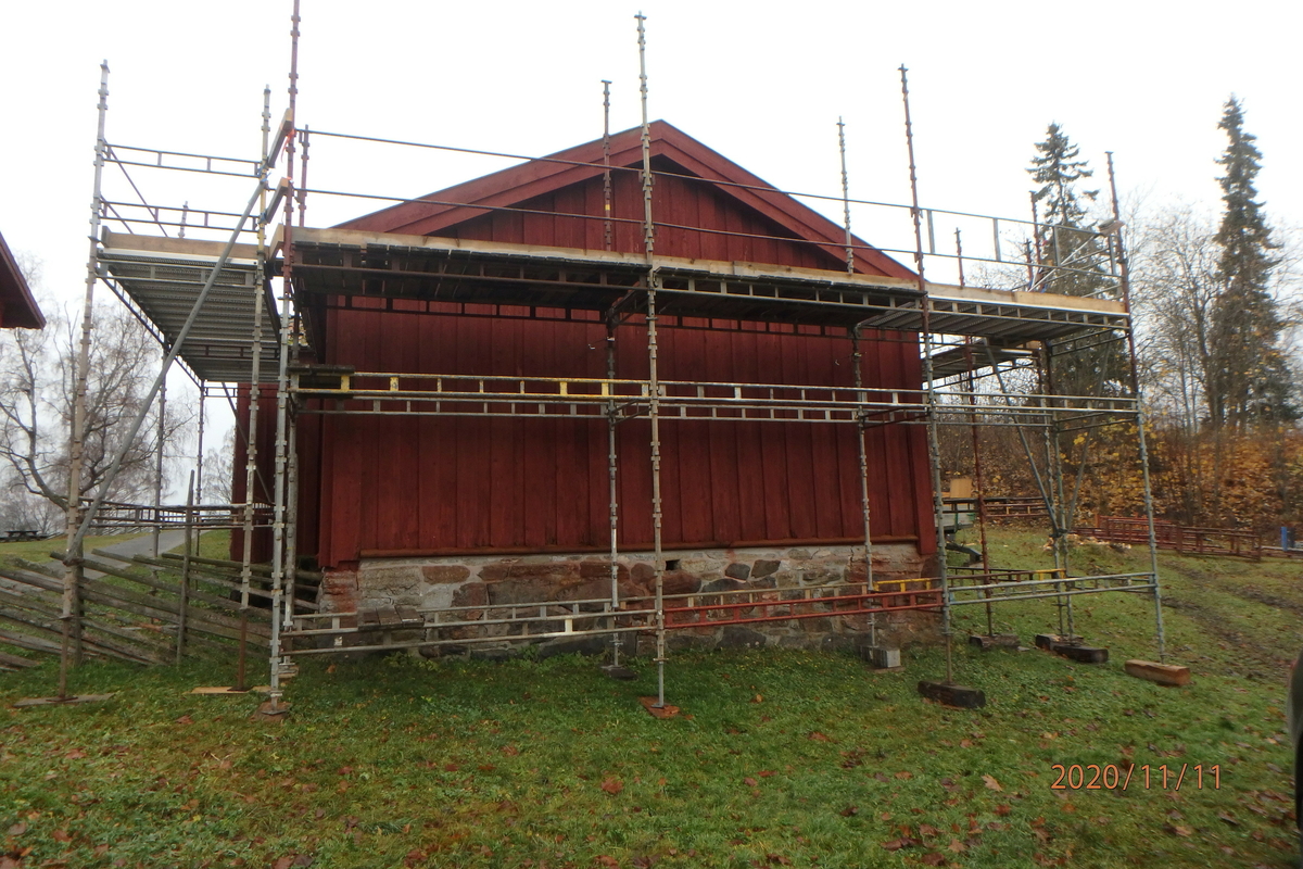 Borgstua er laftet og består av to rom. Bygningen er i en etasje og den er utvendig kledd med rødmalt panel. Det største rommet ligger mot vest og er den egentlige borgstua. Den ble brukt til konfirmantundervisning. Her er det jernovn og lyspeis. Dette rommet har flatt tak med bjelker. Rommene har hver sin inngang med fyllingsdører. Det er også dør mellom de to rommene. Det vestre rommet har et vindu, det østre har to. Det er spor etter et gjenkabbet vindu i hver endevegg. Det østre rommet har åpen røst. Et lite tilbygg midt på bygningen er oppført for å huse gårdsuret som skal være laget av Abraham Pihl. Bygningen står på en murt ringmur. Taket har teglstein. Bygningen er forsikret og den er utstyrt med røykdetektor som varsler brannvesen, og tyverialarm med direkte varsling til vekterselskap. 