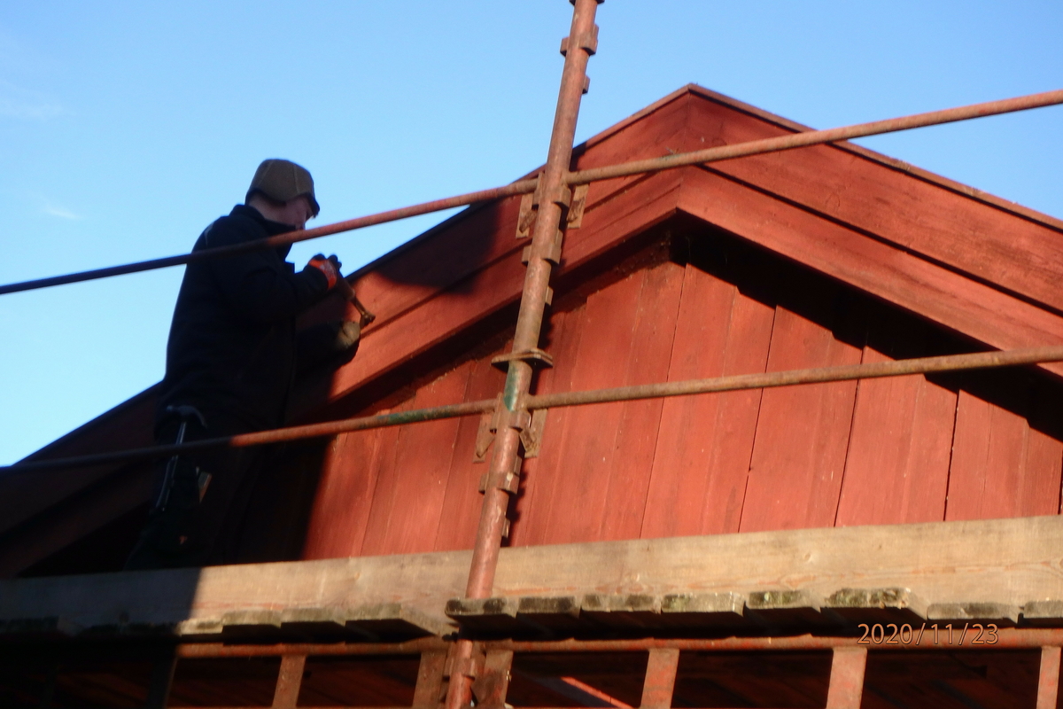 Borgstua er laftet og består av to rom. Bygningen er i en etasje og den er utvendig kledd med rødmalt panel. Det største rommet ligger mot vest og er den egentlige borgstua. Den ble brukt til konfirmantundervisning. Her er det jernovn og lyspeis. Dette rommet har flatt tak med bjelker. Rommene har hver sin inngang med fyllingsdører. Det er også dør mellom de to rommene. Det vestre rommet har et vindu, det østre har to. Det er spor etter et gjenkabbet vindu i hver endevegg. Det østre rommet har åpen røst. Et lite tilbygg midt på bygningen er oppført for å huse gårdsuret som skal være laget av Abraham Pihl. Bygningen står på en murt ringmur. Taket har teglstein. Bygningen er forsikret og den er utstyrt med røykdetektor som varsler brannvesen, og tyverialarm med direkte varsling til vekterselskap. 