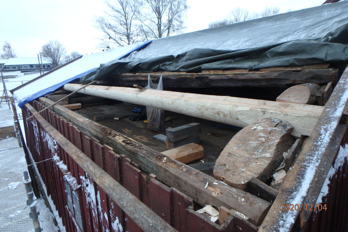 Borgstua er laftet og består av to rom. Bygningen er i en etasje og den er utvendig kledd med rødmalt panel. Det største rommet ligger mot vest og er den egentlige borgstua. Den ble brukt til konfirmantundervisning. Her er det jernovn og lyspeis. Dette rommet har flatt tak med bjelker. Rommene har hver sin inngang med fyllingsdører. Det er også dør mellom de to rommene. Det vestre rommet har et vindu, det østre har to. Det er spor etter et gjenkabbet vindu i hver endevegg. Det østre rommet har åpen røst. Et lite tilbygg midt på bygningen er oppført for å huse gårdsuret som skal være laget av Abraham Pihl. Bygningen står på en murt ringmur. Taket har teglstein. Bygningen er forsikret og den er utstyrt med røykdetektor som varsler brannvesen, og tyverialarm med direkte varsling til vekterselskap. 