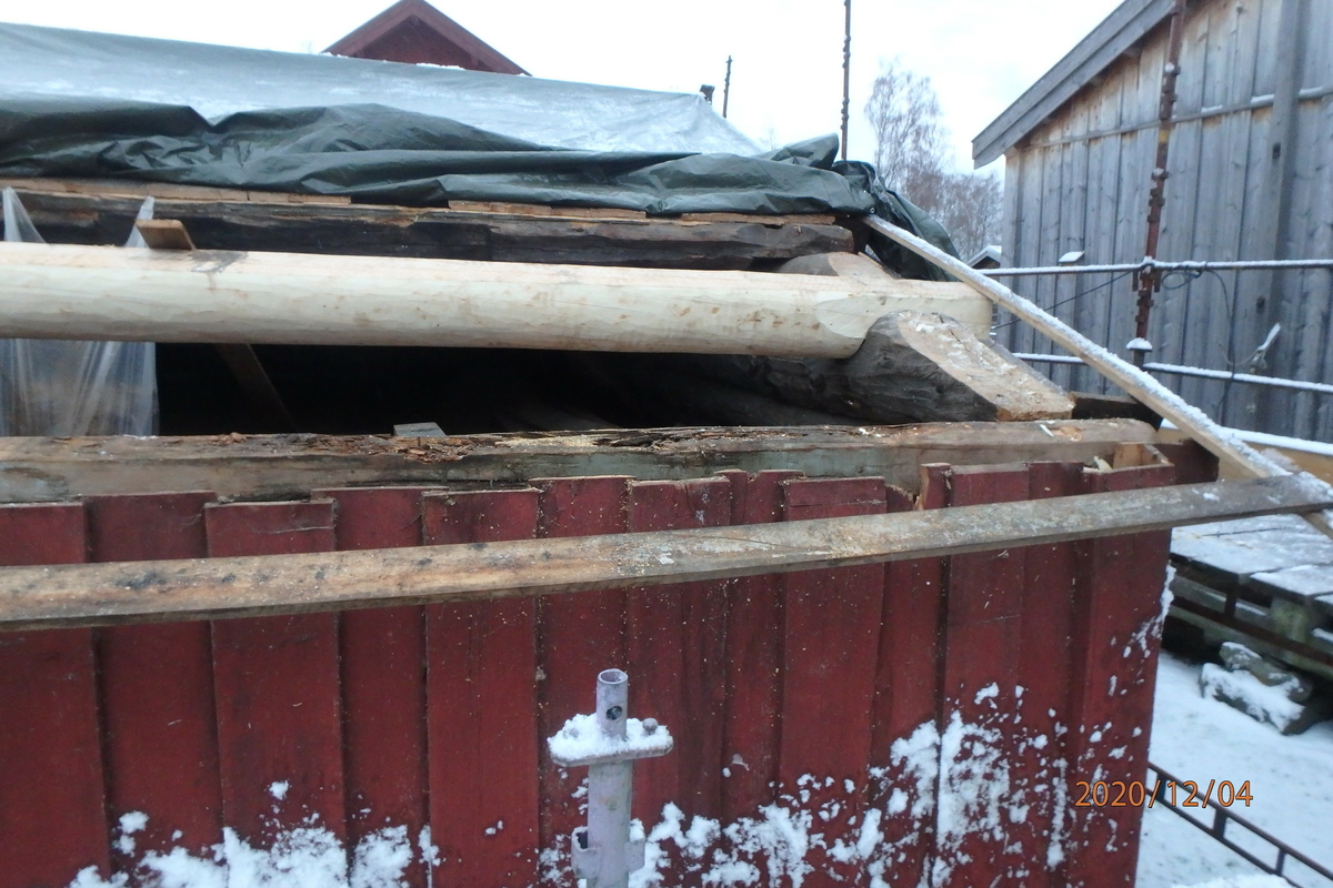 Borgstua er laftet og består av to rom. Bygningen er i en etasje og den er utvendig kledd med rødmalt panel. Det største rommet ligger mot vest og er den egentlige borgstua. Den ble brukt til konfirmantundervisning. Her er det jernovn og lyspeis. Dette rommet har flatt tak med bjelker. Rommene har hver sin inngang med fyllingsdører. Det er også dør mellom de to rommene. Det vestre rommet har et vindu, det østre har to. Det er spor etter et gjenkabbet vindu i hver endevegg. Det østre rommet har åpen røst. Et lite tilbygg midt på bygningen er oppført for å huse gårdsuret som skal være laget av Abraham Pihl. Bygningen står på en murt ringmur. Taket har teglstein. Bygningen er forsikret og den er utstyrt med røykdetektor som varsler brannvesen, og tyverialarm med direkte varsling til vekterselskap. 