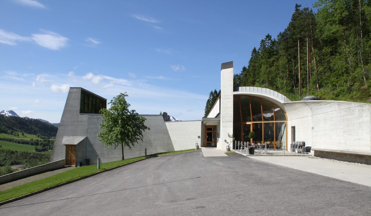 Hovudbygningen i Aasentunet er den største av bygningane på tunet og har eit bruttoareal på 1690 km², i alt 36 rom, med mellom anna kafé, utstillingsareal, arkiv, bibliotek og administrasjons- og kontorlokale. Bygningen si utvendige overflate består av rette linjer i bordforskala lys betong. Bygningstrukturen skapar assosiasjonar til sidene i ei bok. Dører, vindauge, golv og panelte vegger er dominert av treverk, furu og eik.