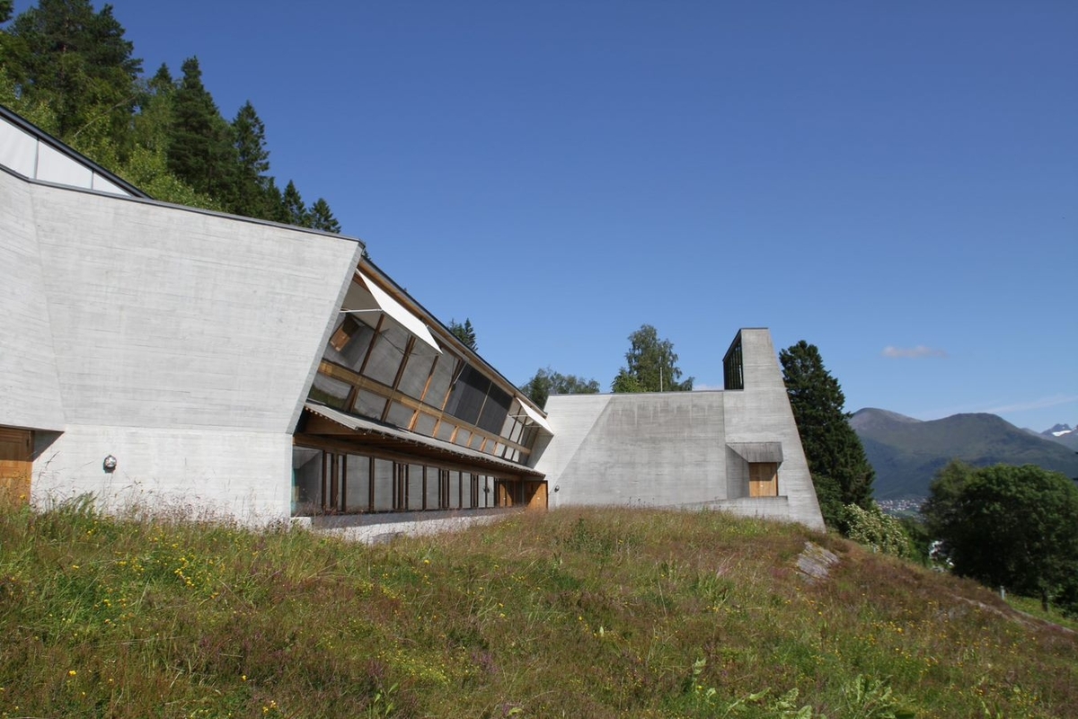 Hovudbygningen i Aasentunet er den største av bygningane på tunet og har eit bruttoareal på 1690 km², i alt 36 rom, med mellom anna kafé, utstillingsareal, arkiv, bibliotek og administrasjons- og kontorlokale. Bygningen si utvendige overflate består av rette linjer i bordforskala lys betong. Bygningstrukturen skapar assosiasjonar til sidene i ei bok. Dører, vindauge, golv og panelte vegger er dominert av treverk, furu og eik.