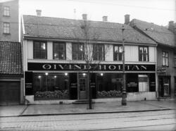 Butikkfasade på ukjent adresse. Skilt: Øyvind Holtan, Federa