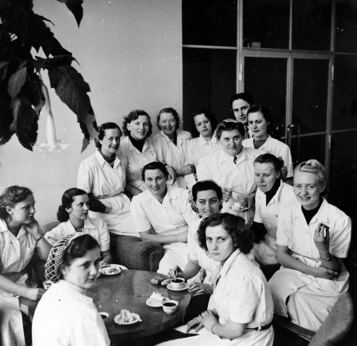 Delar av Suchards chokladfabriks personalstyrka fotograferad i samband med fabrikens nedläggning 1952.