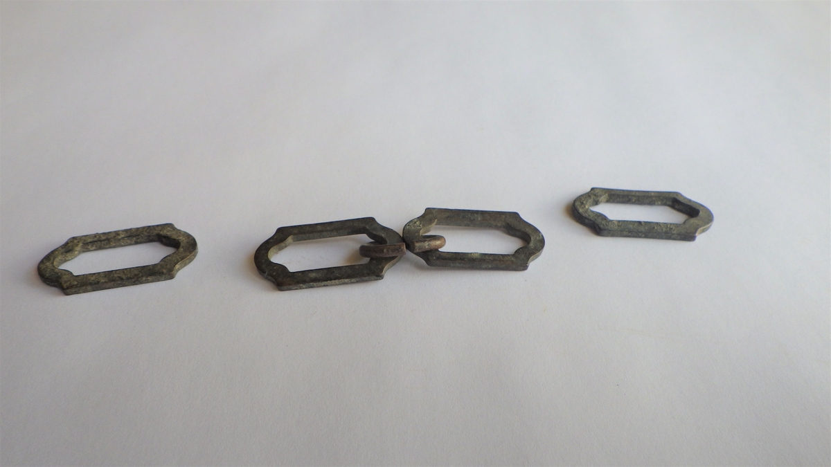 MALV: L. 30, 5  B. 3 MM, LENKEDELENE ER LAGET AV METALLBÅND MED REKTANGULÆRTTVERRSNITT (3*2 MM). 2 AV LENKEDELENE ER FESTET SAMMEN MED ÅPEN RING(MED RUNDT TVERRSNITT). 