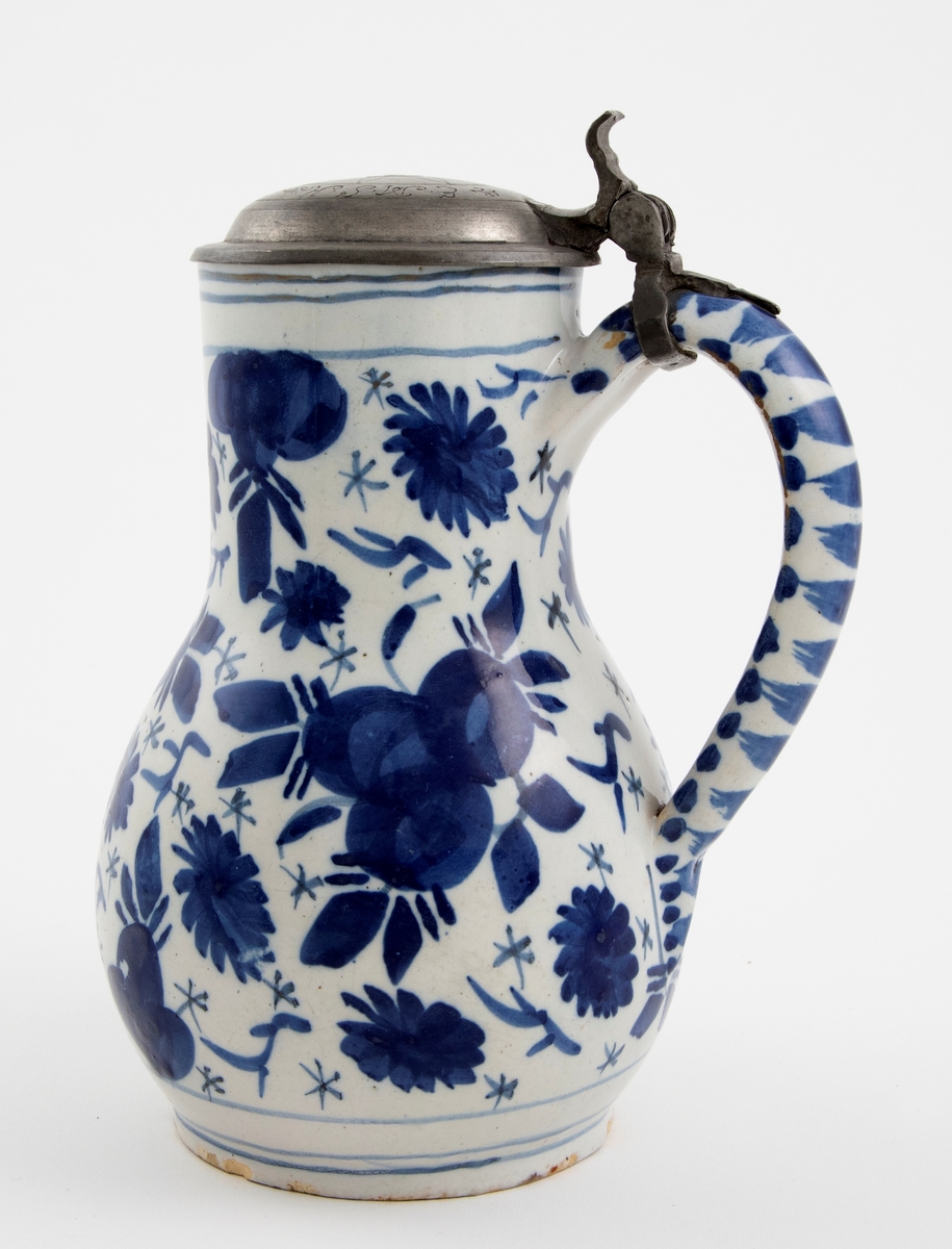 Balusterformet fajansekrus med håndmalt blomsterdekor.