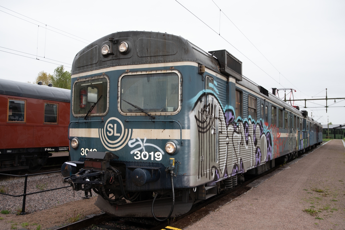 Elektriskt motorvagnståg, pendeltåg, SJ/SL X1 nr 3019 A+B.
Delvis grafittimålad.
Antal sittplatser: 196
Vikt i tjänst: 78 ton
Största tillåtna hastighet: 120 km/h
Motoreffekt: 4 motorer ger 1120 kW