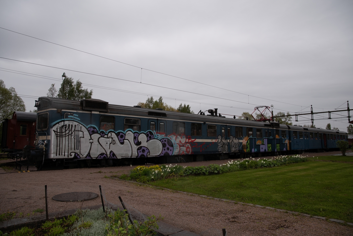 Elektriskt motorvagnståg, pendeltåg, SJ/SL X1 nr 3019 A+B.
Delvis grafittimålad.
Antal sittplatser: 196
Vikt i tjänst: 78 ton
Största tillåtna hastighet: 120 km/h
Motoreffekt: 4 motorer ger 1120 kW