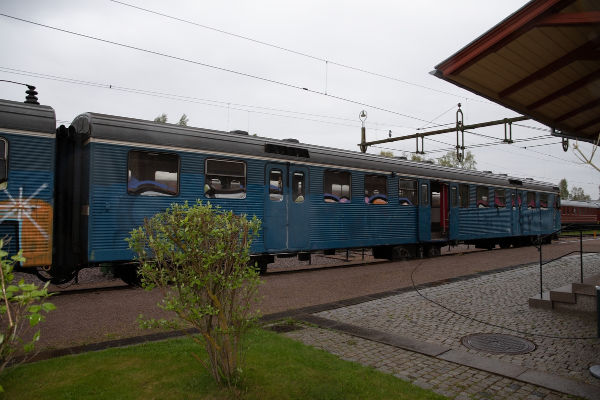 Elektriskt motorvagnståg, pendeltåg, SJ/SL X1 nr 3019 A+B.
Delvis grafittimålad.
Antal sittplatser: 196
Vikt i tjänst: 78 ton
Största tillåtna hastighet: 120 km/h
Motoreffekt: 4 motorer ger 1120 kW