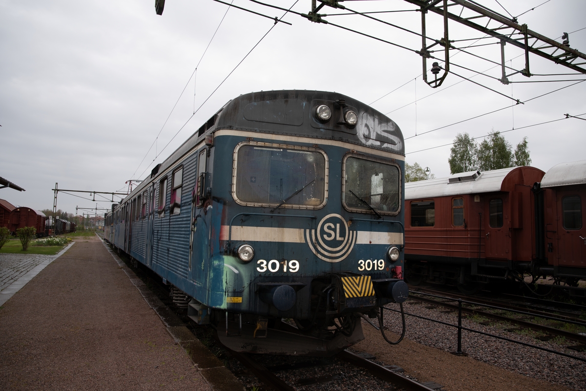 Elektriskt motorvagnståg, pendeltåg, SJ/SL X1 nr 3019 A+B.
Delvis grafittimålad.
Antal sittplatser: 196
Vikt i tjänst: 78 ton
Största tillåtna hastighet: 120 km/h
Motoreffekt: 4 motorer ger 1120 kW