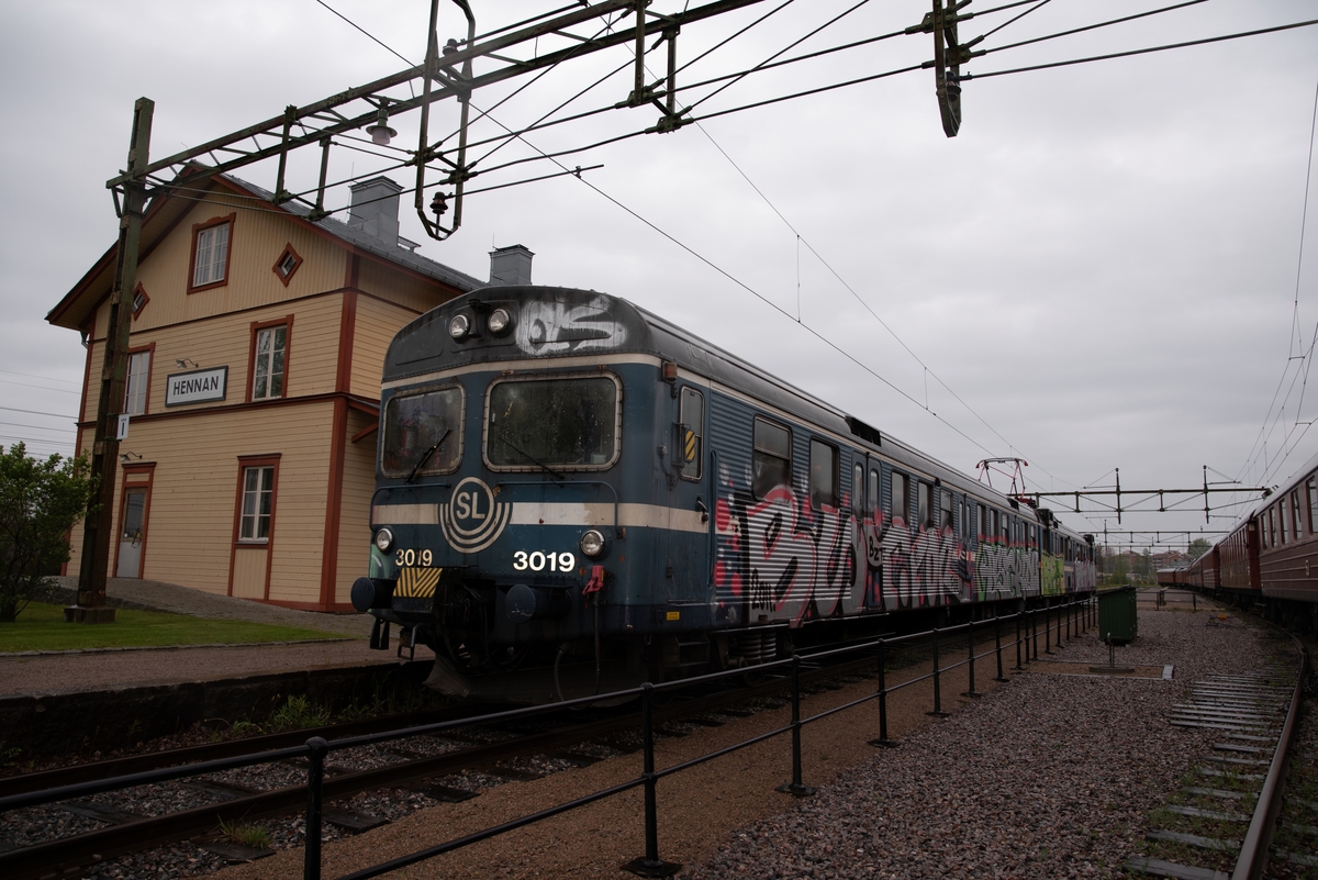 Elektriskt motorvagnståg, pendeltåg, SJ/SL X1 nr 3019 A+B.
Delvis grafittimålad.
Antal sittplatser: 196
Vikt i tjänst: 78 ton
Största tillåtna hastighet: 120 km/h
Motoreffekt: 4 motorer ger 1120 kW