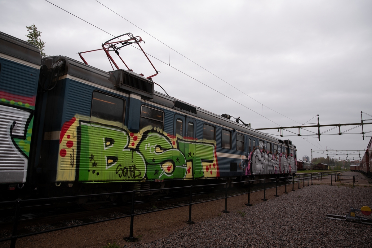 Elektriskt motorvagnståg, pendeltåg, SJ/SL X1 nr 3019 A+B.
Delvis grafittimålad.
Antal sittplatser: 196
Vikt i tjänst: 78 ton
Största tillåtna hastighet: 120 km/h
Motoreffekt: 4 motorer ger 1120 kW