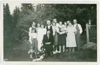 Hilda och Joel med barn och barnbarn vid stugan i Vänge, Uppland midsommardagen 1949