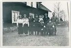 Skogs-Tibble rödakorskrets och Hemvärnet vid förbandsplatsen, Uppland våren 1942