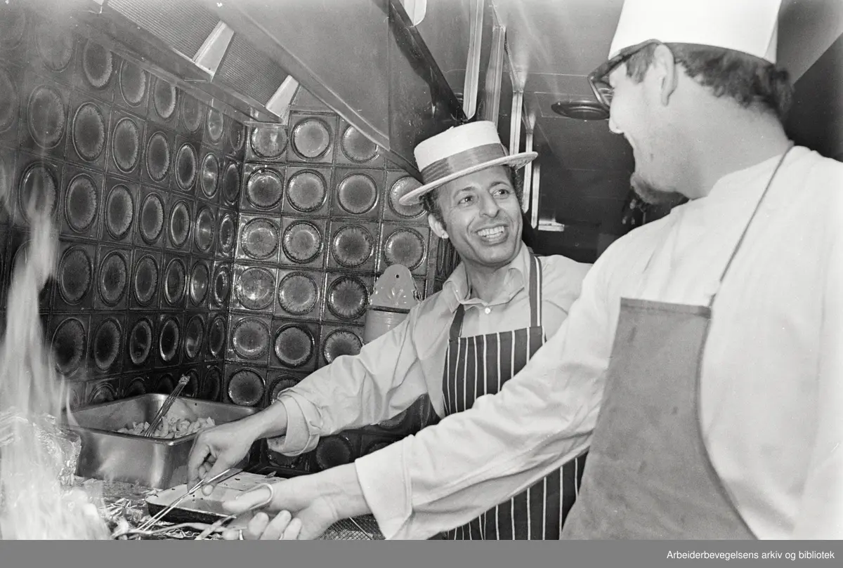 Innehaver av restauranten La P'tite Cuisine, Ben Joseph eller Niels Manuel Jaquesson (til venstre) og kokken Lorde Henry i grillen på La P'tite Cuisine. Juli 1969