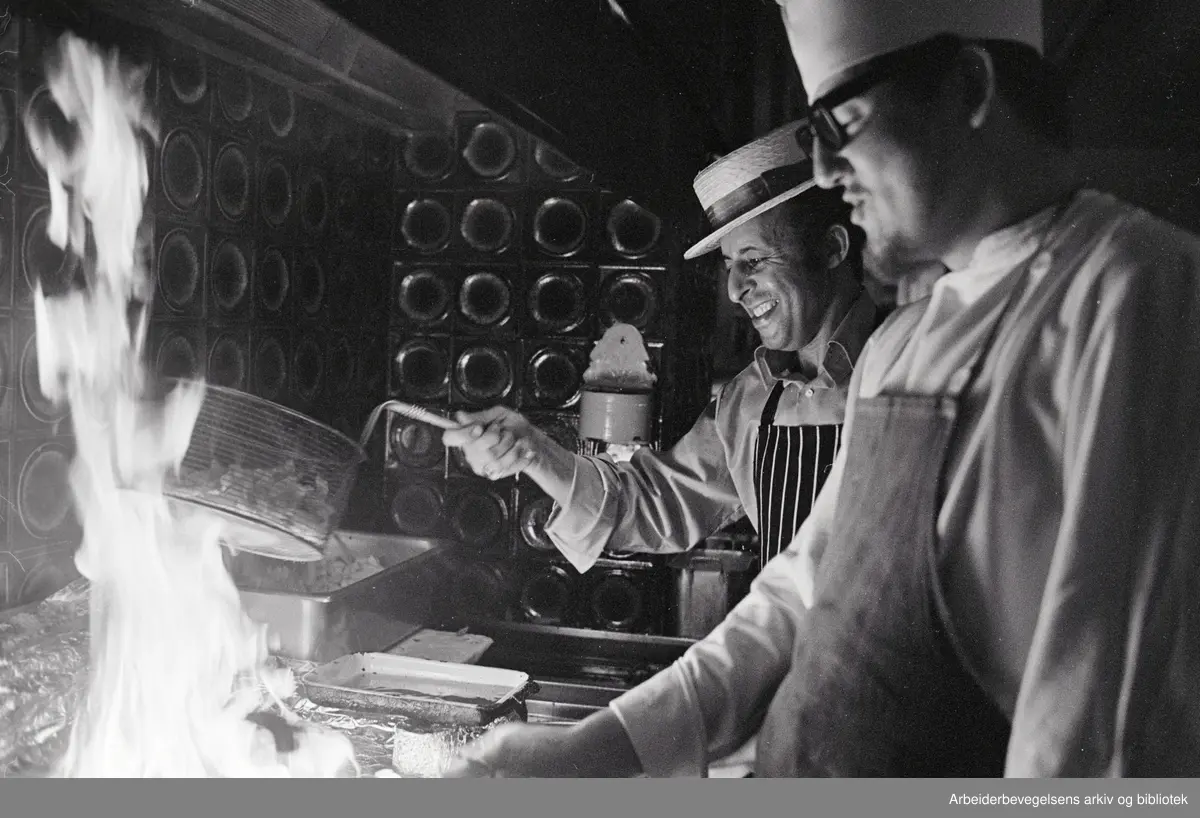 Innehaver av restauranten La P'tite Cuisine, Ben Joseph eller Niels Manuel Jaquesson (til venstre) og kokken Lorde Henry i grillen på La P'tite Cuisine. Juli 1969