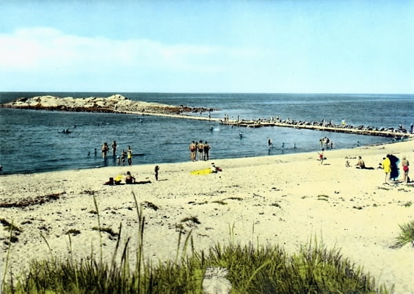 Vykort, "Steninge Havsbad". Bild 1: kolorerat. Bild 2: Sv/v. Strandvy över Steninge havsbad sandstran och stenvägen ut till den lilla bergsknallen. Badande och solande.