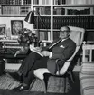 Dr. Axel Bergstrand i sitt vardagsrum, Växjö, ca 1965.