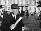 Landshövding Thorwald Bergquist på Stortorget i Växjö, ca 1964. Residenset syns i bakgrunden.