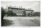 Västerås, Aroslund.
Bostadshus i kv. Adam 15, sett från Arosvägen. 1972.