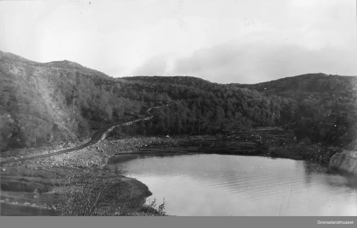 Ørneveien sett sydover fra Båtbuktbekken. Fra Ørnevandsforekomsten, 16/9-1937