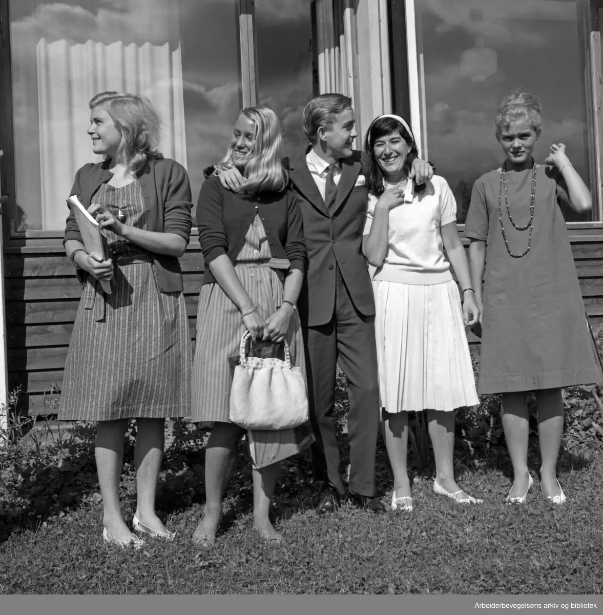 RIKSTEATRET. Skuespillere. Fra venstre: Tove Strømme, Inger Heldal, Svein Wickstrøm, Mona Levin og Elisabeth Strøm. 2. August 1962.