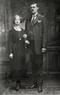 Carl Damberg med fru Ida Elisabeth, USA, ca 1925. 
Makarna gifte sig 1922. Helfigur, ateljéfoto.