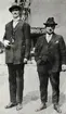 Carl Damberg med en vän på en gata i USA, 1920-tal.