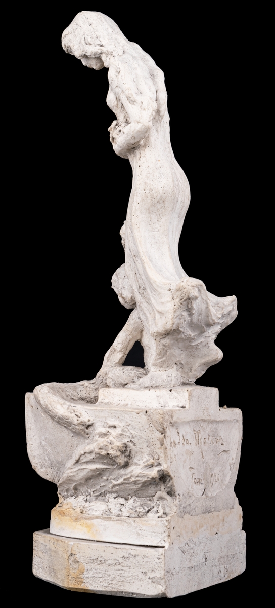 Skulpturskiss av Ida Matton, signerad Paris 1920, till gravmonument för redarfamiljen Brodin i Gävle. Kvinna med blommor i händerna med ett barn med blomgirlang sittande framför fötterna. Båda placerade på en trekantig sockel som liknar stäven på en båt.