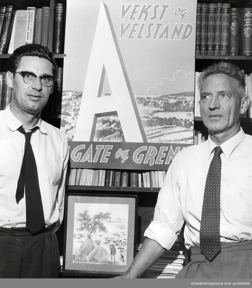 Haakon Lie (t.h.) og Arvid Dyrendahl med Arbeiderpartiets valgplakater ved kommunevalget 1959. August 1959