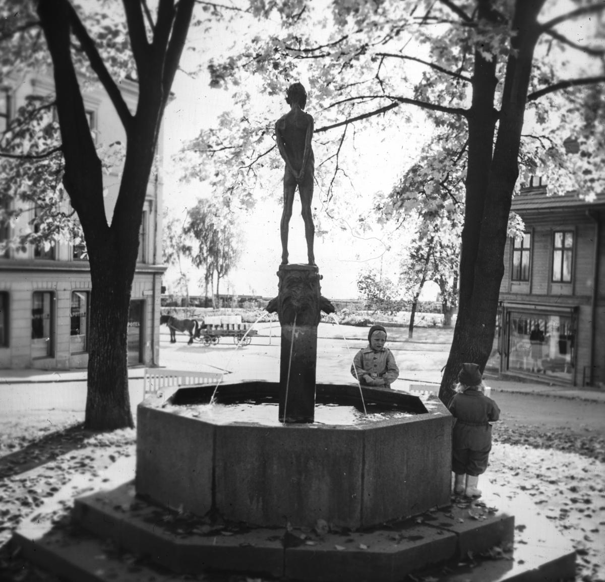 Hamar, Triangelparken, Torggata, Fontene "Gutten på Triangelen", Triangelgutten, Vigelands skulptur "Ynglingen"