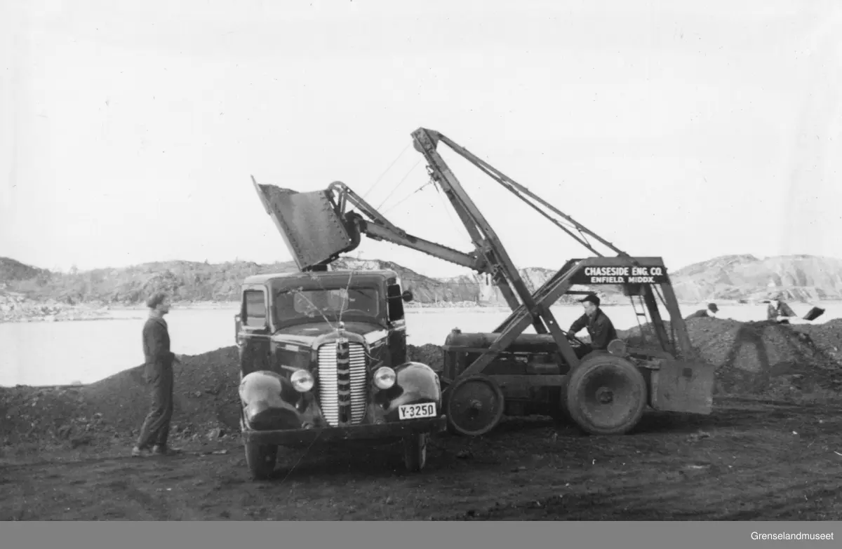 Pålasting ved "Rampen" ved Ørnevannet. En lasteskuffe lasser på en lastebil. Fra Ørnevandsforekomsten 10/7-1937