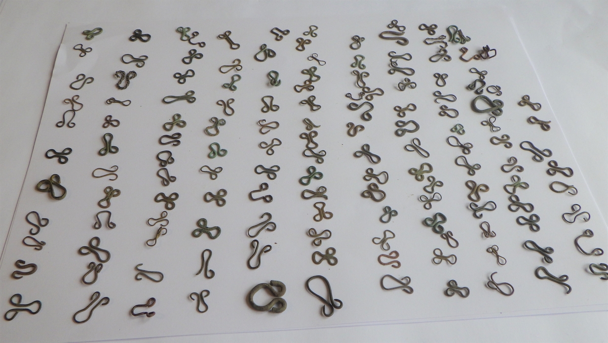 2 hekter og 139 hemper av metalltråd.