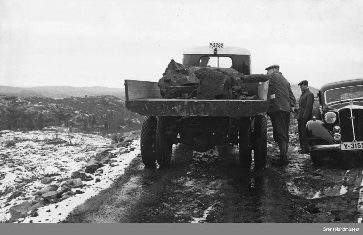 Lastebil lastet med malm, fra Ørnevandsforekomsten, 1937. Bilen til høyre er produsert av det tyske bilmerke Horch å tilhører A/S Sydvaranger., sannsynligvis selskapets direksjonsbil på den tiden.