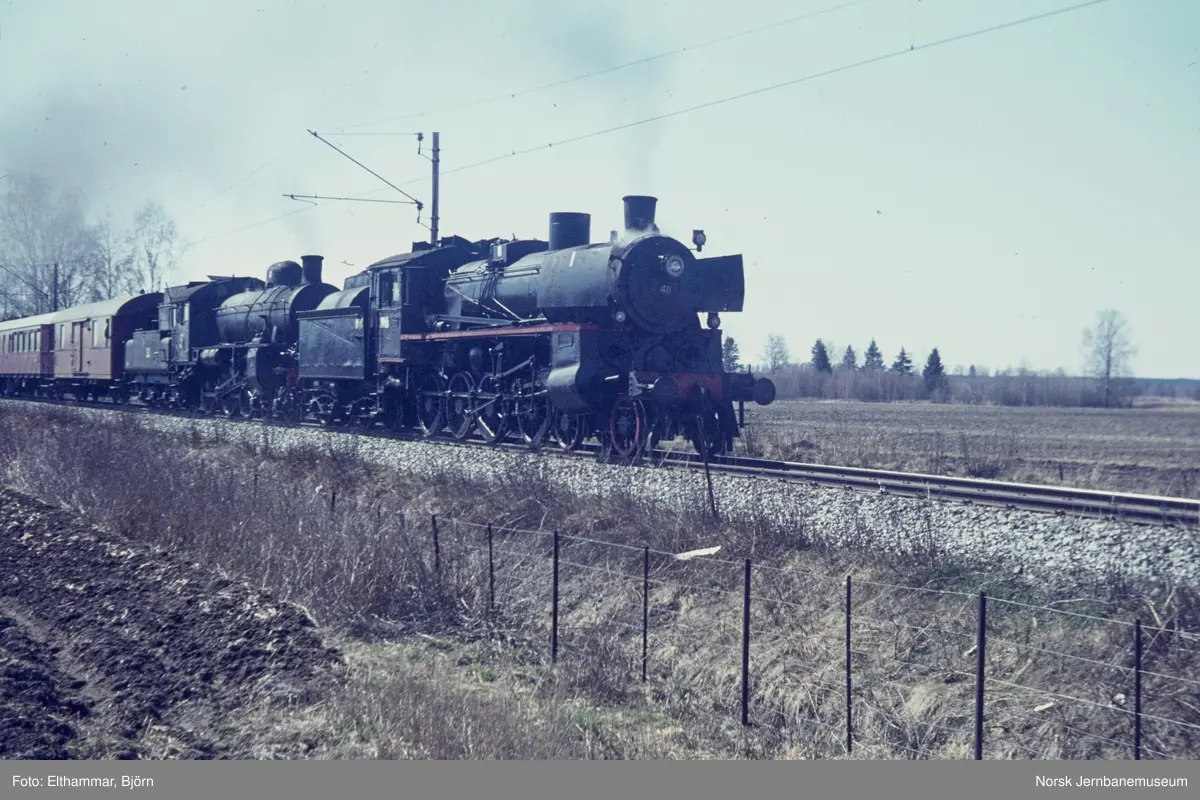 Damplokomotiv type 26c nr. 411 og SJ litra B nr. 1314 med ekstratog for Svenska Järnvägsklubben
