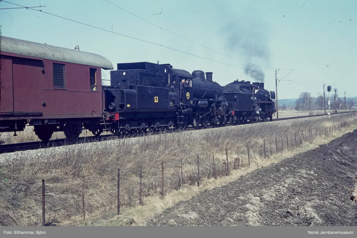 Damplokomotiv type 26c nr. 411 og SJ litra B nr. 1314 med ekstratog for Svenska Järnvägsklubben
