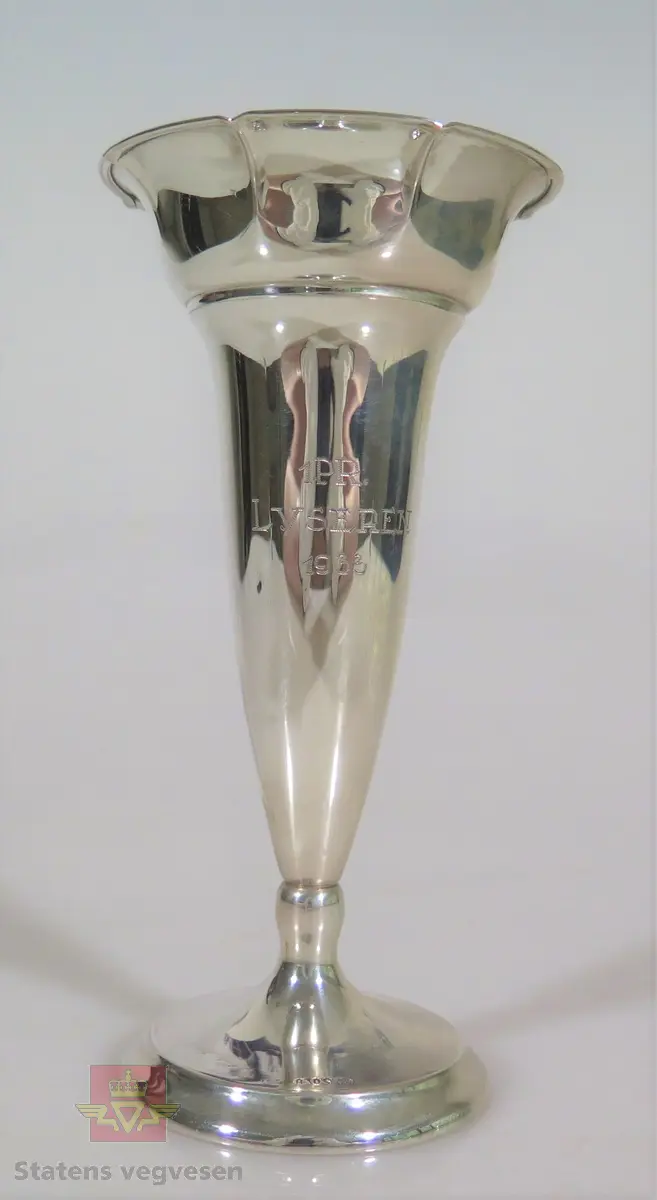 Pokal i sølv formet som et beger. MERKING; 1. PR LYSEREN 1933.