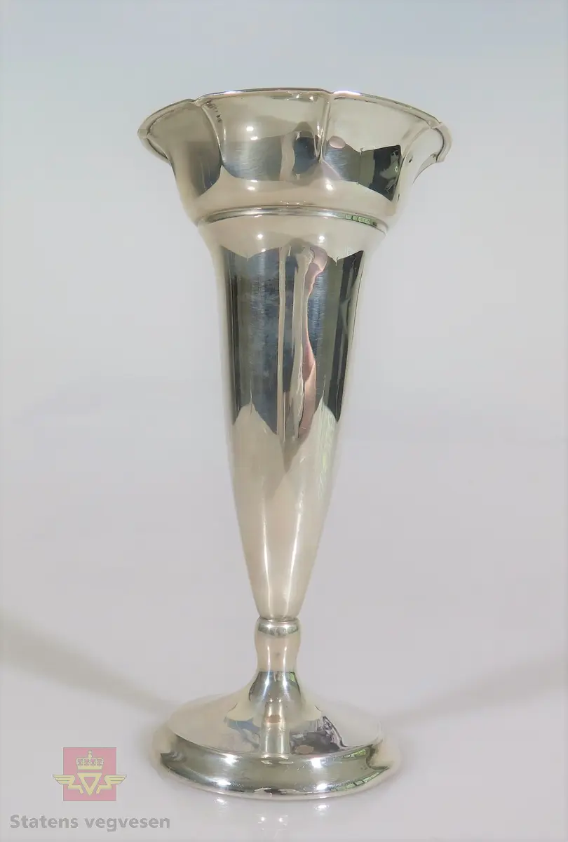 Pokal i sølv formet som et beger. MERKING; 1. PR LYSEREN 1933.