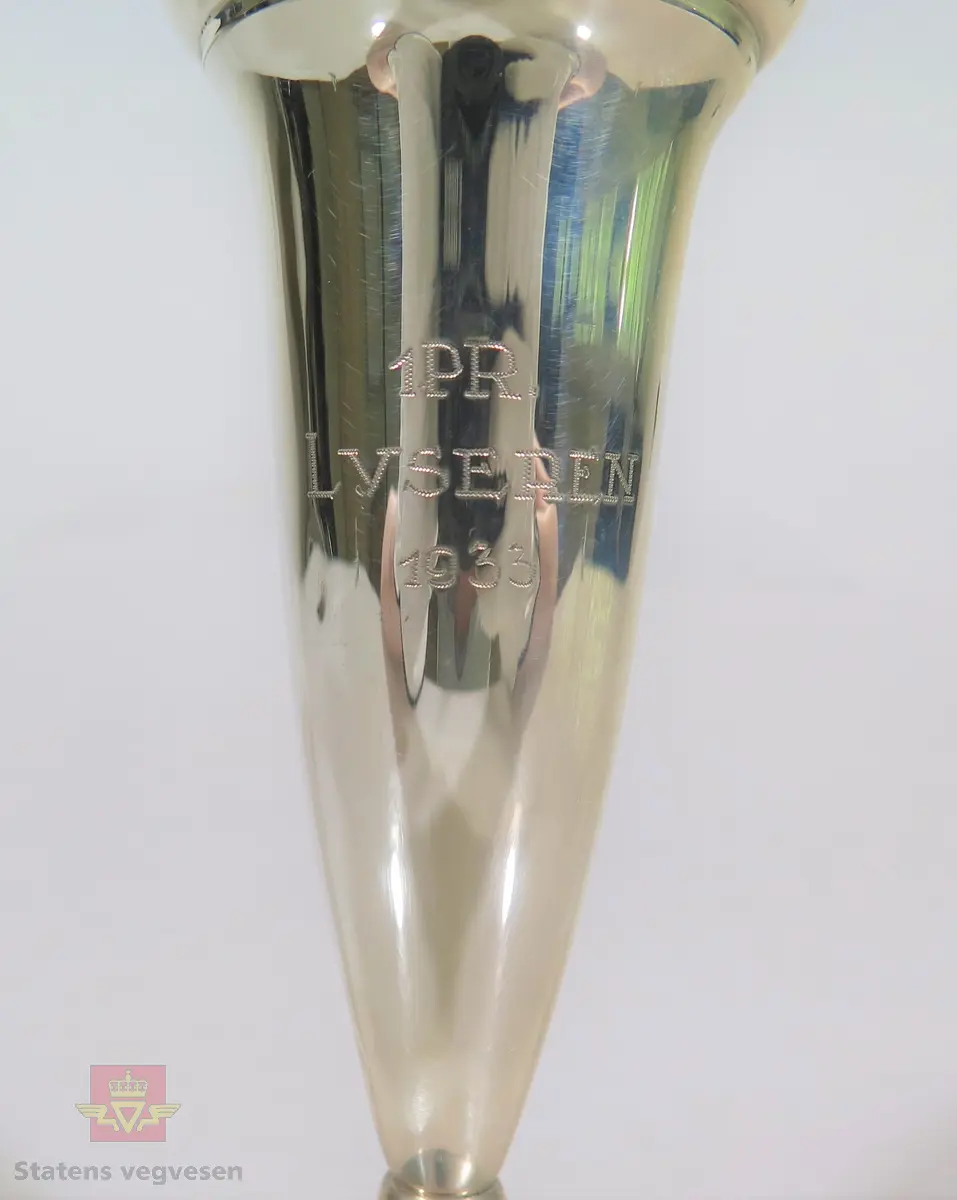 Pokal i sølv formet som et beger. MERKING; 1. PR LYSEREN 1933.