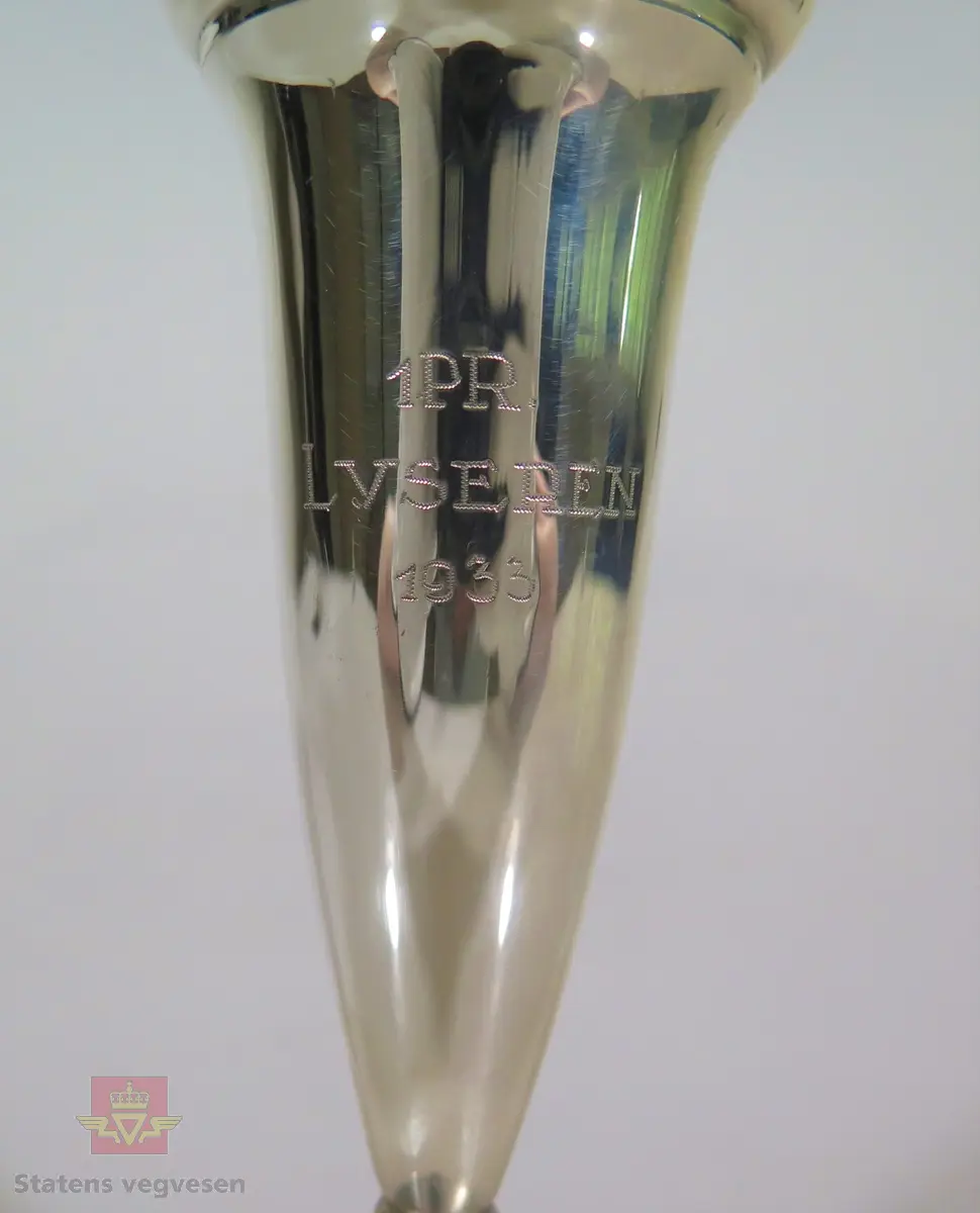 Pokal i sølv formet som et beger. MERKING; 1. PR LYSEREN 1933.