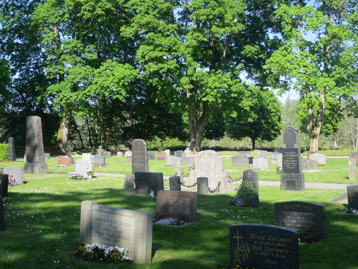 Fröderyds kyrkogård, Fröderyds socken i Vetlanda kommun.