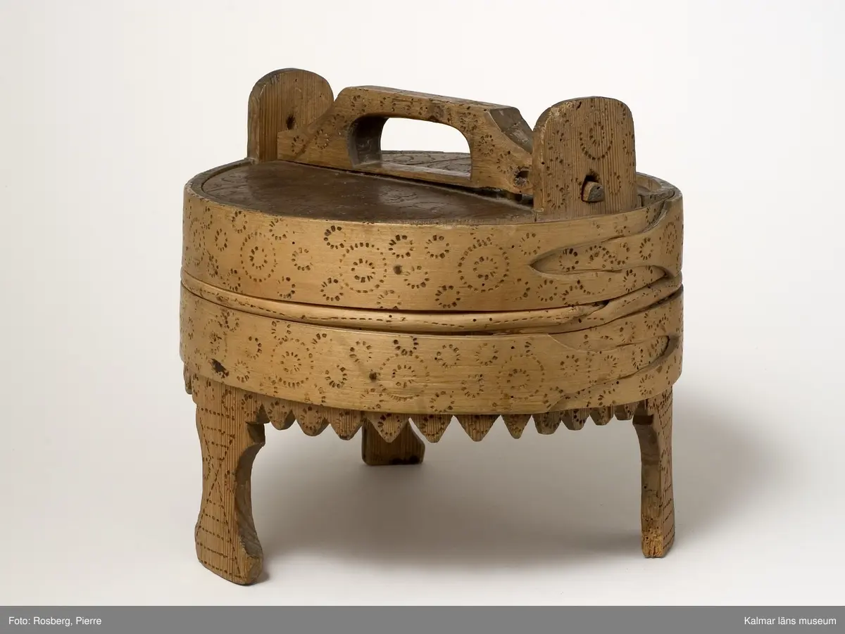 KLM 6425. Grötbytta. Av furu. Laggad, band av björkspån och vidja. Tre fötter. Ornering i form av inbrända punkter i geometriska mönster, cirklar. På lockets undersida inskuret: P A S M, i botten undersida: ANO 1793 P A S M. Omålad.