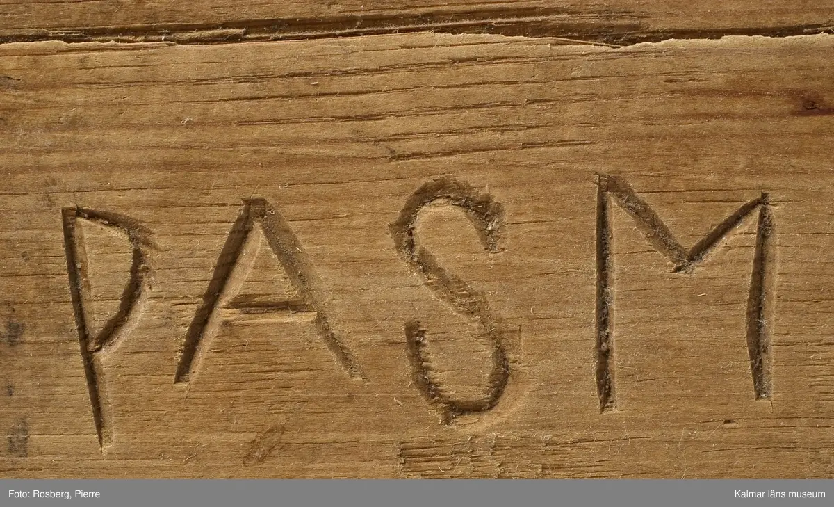 KLM 6425. Grötbytta. Av furu. Laggad, band av björkspån och vidja. Tre fötter. Ornering i form av inbrända punkter i geometriska mönster, cirklar. På lockets undersida inskuret: P A S M, i botten undersida: ANO 1793 P A S M. Omålad.