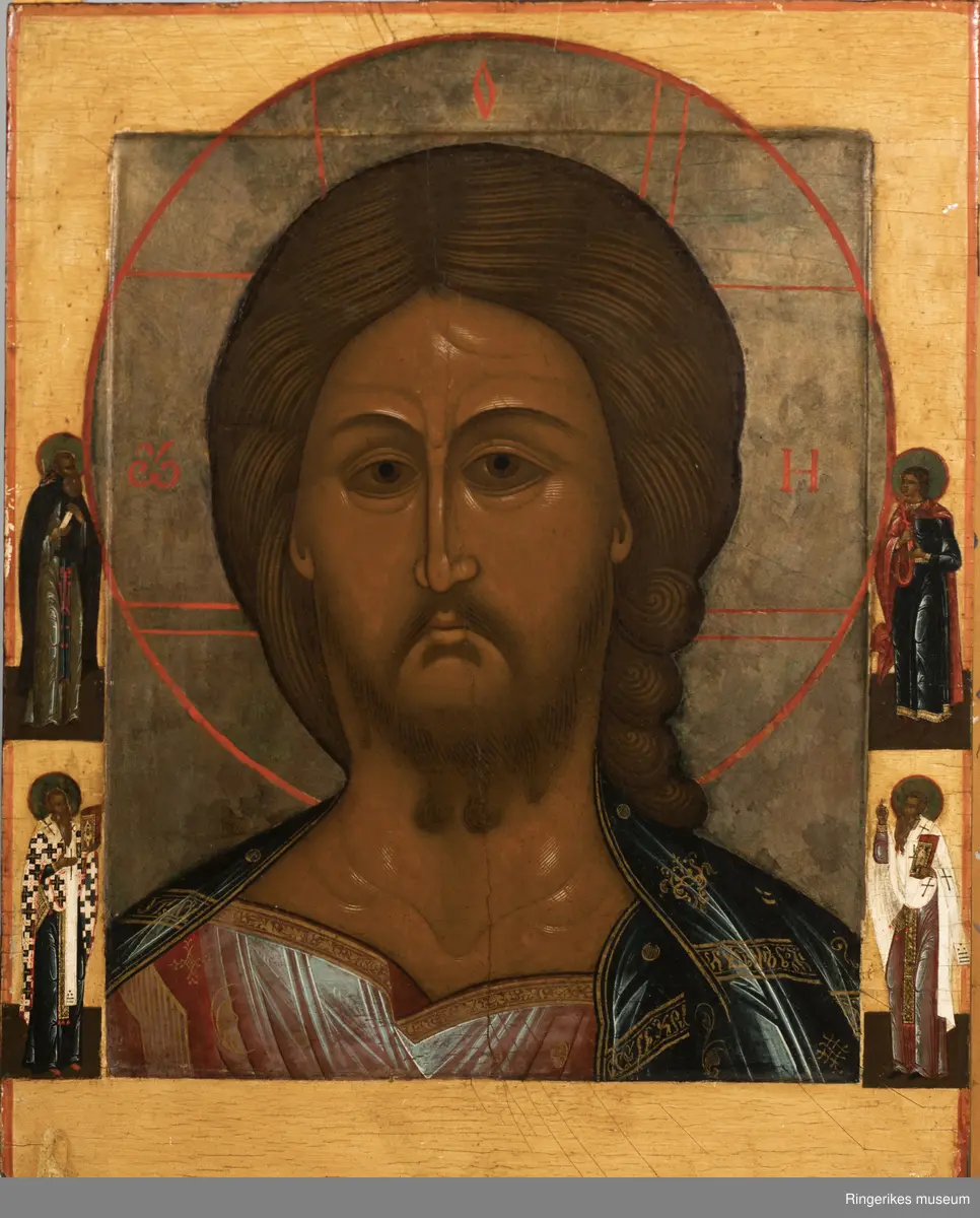 Kristus Frelseren

Det finnes ingen beskrivelser av hvordan Jesus så ut i evangeliene. Til tross for dette følger ikonkunsten et nøye fastlagt skjema for gjengivelsen av hans trekk: ovalt ansikt med markerte øyne, lang, smal nese, små lepper, helskjegg og et mørkt, fyldig hår med midtskill. I følge den ortodokse tradisjonen har denne Kristus-fremstillingen sin opprinnelse i et avtrykk som oppsto på overnaturlig måte da han presset sitt ansikt mot en linduk. Dette «ur-ikonet» av Kristus kalles Mandylion (av det greske ordet for klede), eller Akheiropoietos, som betyr «ikke skapt av menneskehender».

Kristus avbildes alltid med et kors inntegnet i gullglorien. Korsarmene er forsynt med en gresk inskripsjon, OΩN, hvilket kan oversettes med «den som er». Ordene er hentet fra fortellingen om den brennende tornebusken i Det gamle testamentet og var Guds svar til Moses på spørsmålet om hans navn (2. Mosebok, 3,14). Ikonet fremstiller Guds sønn som er blitt menneske for å frelse verden. Kristus er i følge Kirkens lære både sann Gud og sant menneske. Hans gudommelige natur kommer blant annet til uttrykk i de altseende øynene, som synes å følger betrakteren uansett hvor man står i rommet. 

Ikonet er et russisk arbeide av høy kvalitet. Det er trolig fra 1700-tallet men er malt etter langt eldre forbilder. Vekslingen mellom blått og rødt i underkappens folder vitner om den anonyme kunstnerens sikre fargesans. På ikonets ramme er fire helgener avbildet. Det er vanskelig å identifisere dem ettersom inskripsjonene mangler. Av draktene kan vi likevel lese deres hierarkiske rang. Øverst til venstre finner vi en prestemunk, muligens en klostergrunnlegger, og under ham en biskop. Øverst til høyre står en martyr, mens nok en biskop er avbildet under ham.


Skrevet av Caroline Serck-Hanssen